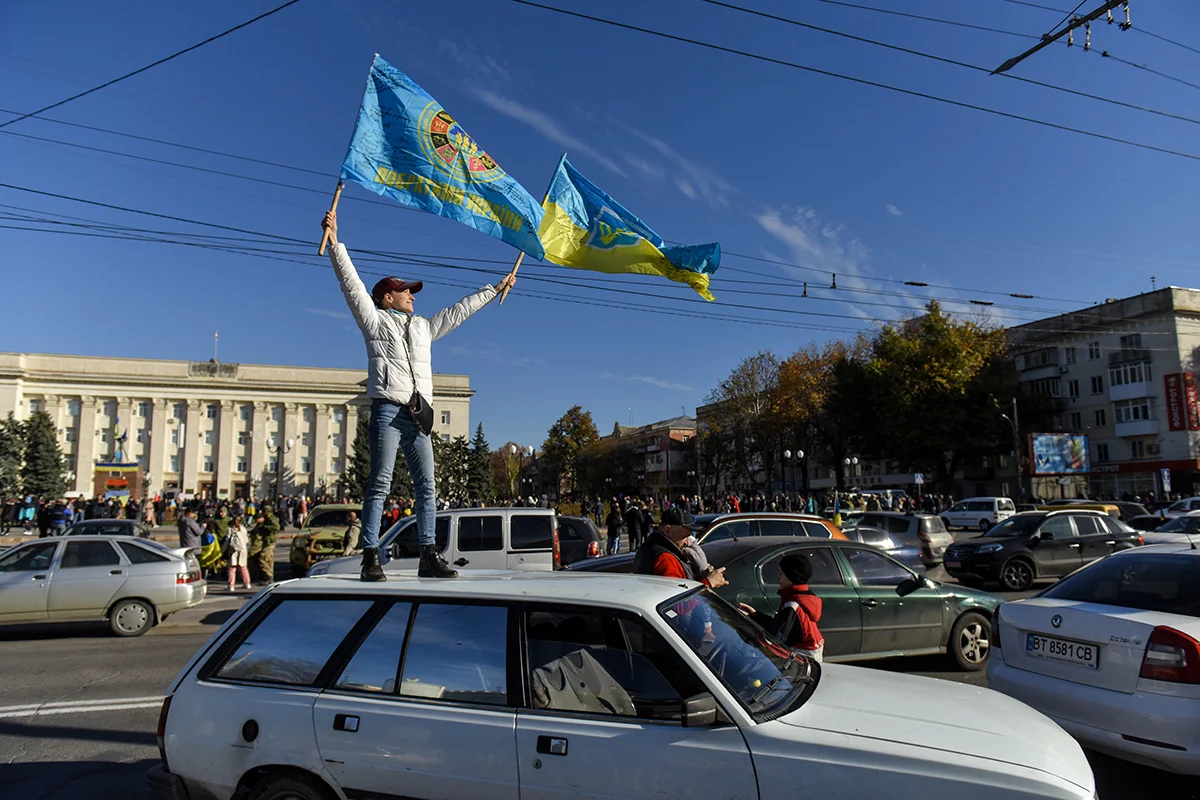 Kherson residents greeting Ukrainian troops after the liberation of the city. Photo: Oleg Petrasiuk / EPA-EFE