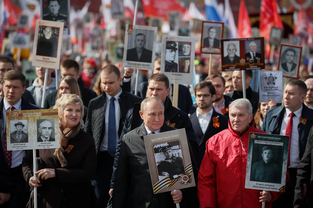 Владимир Путин и участники акции «Бессмертный полк» несут портреты своих родственников, участников Великой Отечественной войны, Москва, 9 мая 2022 года. Фото: Юрий Кочетков / EPA-EFE