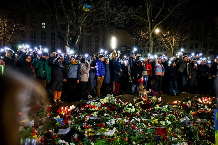 Акция памяти Алексея Навального у российского посольства в Берлине, 1 марта 2024 года. Здесь, как и во многих других городах мира, люди чтили память Навального в день его похорон в Москве.
