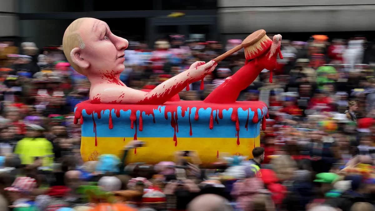 A carnival float depicting Russian President Vladimir Putin bathing in blood&nbsp;in Duesseldorf, Germany, 20 February 2023.&nbsp;Photo: EPA-EFE / FRIEDEMANN VOGEL