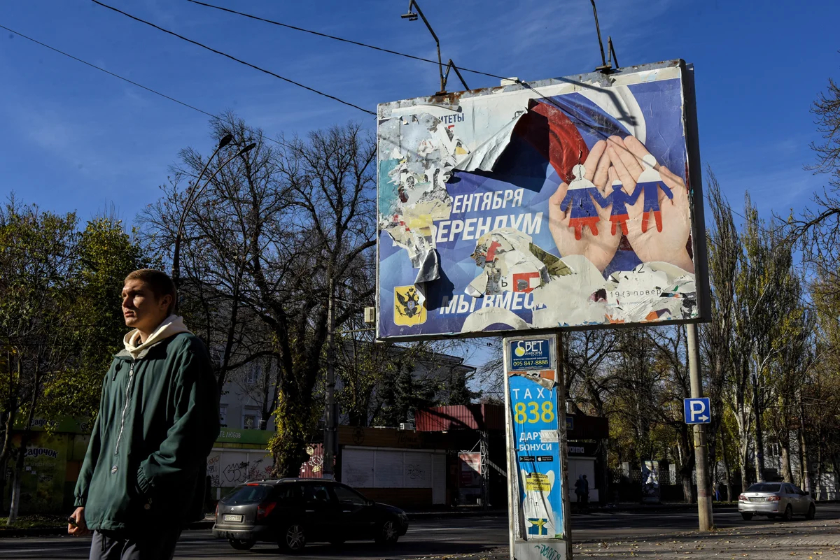 Российский баннер на рекламном щите в Херсоне после освобождения города, 14 ноября 2022 года. Фото: Oleg Petrasyuk / EPA