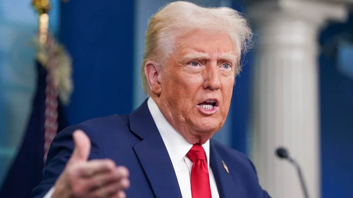 Дональд Трамп на пресс-конференции после столкновения пассажирского самолета и военного вертолета в Вашингтоне, округ Колумбия, США, 30 января 2025 года. Фото: Will Olivier / EPA
