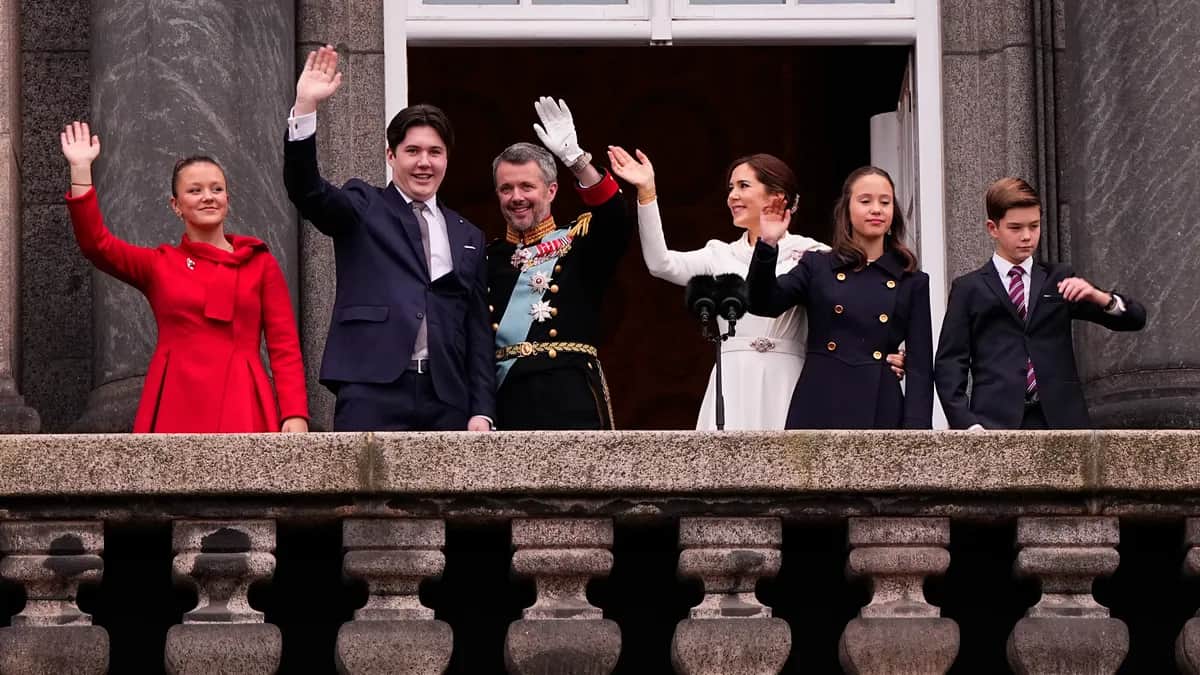 Королевская семья Дании (слева направо), принцесса Изабелла, наследный принц Кристиан, король Фредерик X, королева Мария, принцесса Жозефина и принц Винсент машут руками с балкона после провозглашения восшествия на престол во дворце Кристиансборг в Копенгагене, Дания, 14 января. 2024. Фото: EPA-EFE