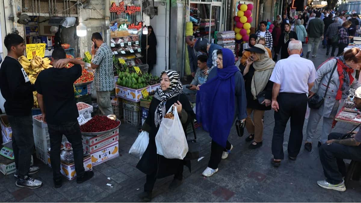 Покупатели на базаре Таджриш в Тегеране, Иран, 6 октября 2025 года. Фото: Abedin Taherkenareh / EPA