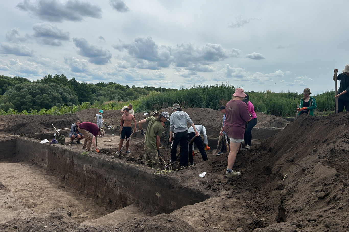 Студенты на работах по выборке грунта на археологическом раскопе «Остров». Поросье, Киевская область, Украина. Июль 2026 года. Фото: Дмитрий Дурнев / «Новая газета Европа».