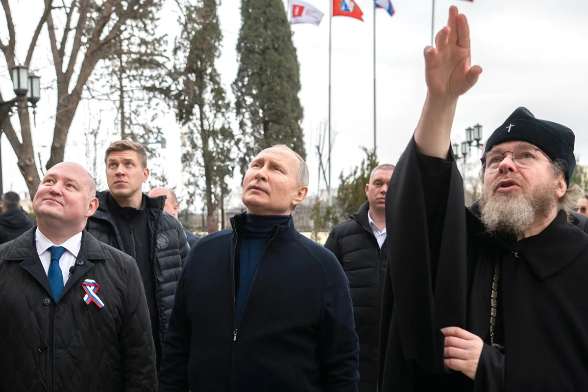 Владимир Путин с губернатором Севастополя Михаилом Развожаевым (слева) и митрополитом Тихоном (Шевкуновым) во время посещения историко-археологического парка «Херсонес Таврический» 18 марта 2023 года. Фото: Анна Садовникова / <a data-sk="tooltip_parent" data-stringify-link="http://kremlin.ru/events/president/news/70741/photos/70600" href="http://kremlin.ru/events/president/news/70741/photos/70600" rel="noopener noreferrer" target="_blank">Kremlin</a>
