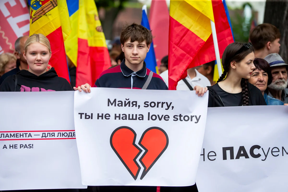 Сторонники политического блока «Победа» на акции протеста перед зданием парламента в Кишиневе, 14 июня 2024 года. Фото: Dumitru Doru / EPA-EFE