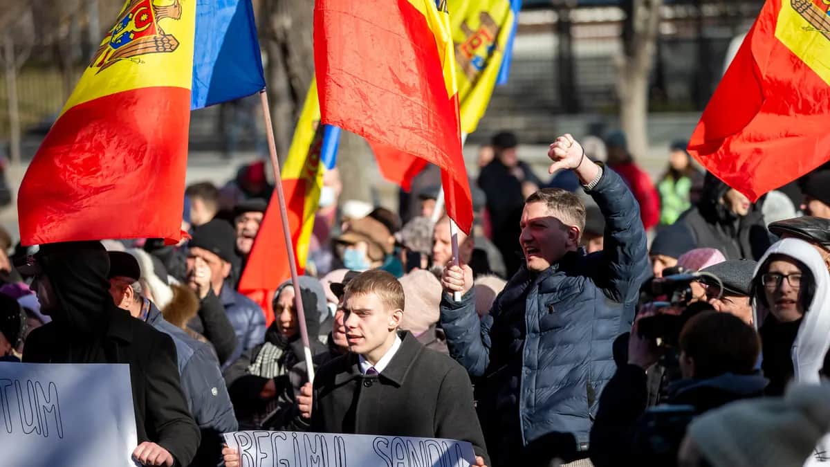 Сторонники социалистической политической партии участвуют в акции протеста перед зданием парламента в Кишиневе, Молдова, 16 февраля 2023 г. Фото: EPA-EFE/DUMITRU DORU