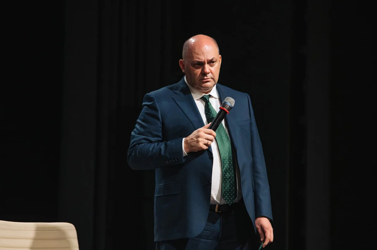 Алексей Смирнов отвечает на вопросы жителей, 12 ноября 2024 года. Фото: Алексей Смирнов / <a href="https://t.me/gubernator_46/10279" rel="noopener noreferrer" title="https://t.me/gubernator_46/10279">Telegram</a>