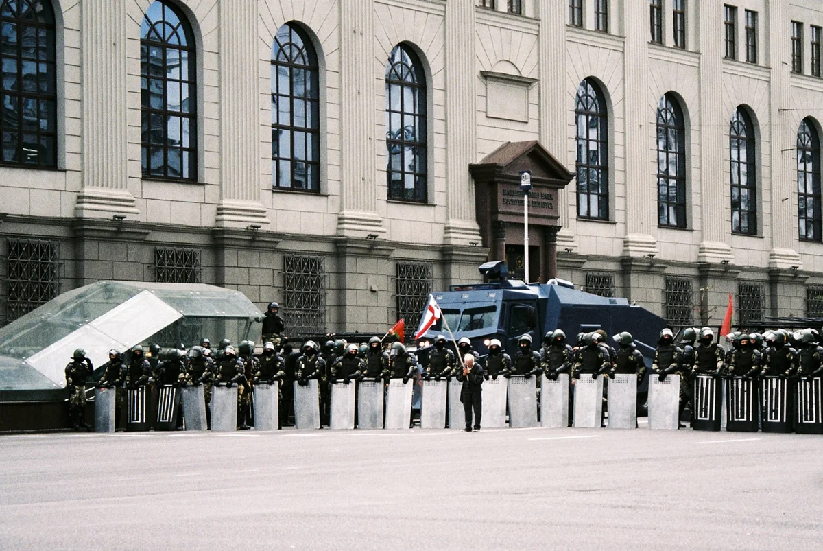 Нина Багинская с флагом на фоне силовиков, Минск, 28 сентября 2020 года. Фото: Jana Shnipelson / Flickr (CC0)