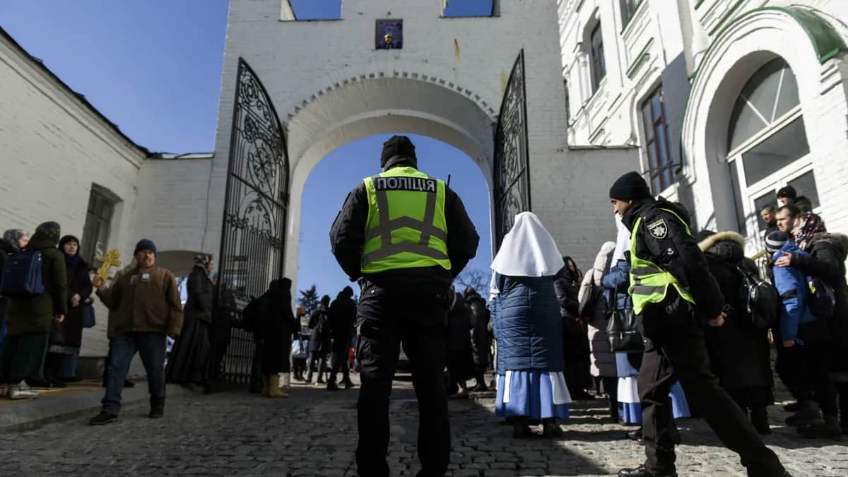 Верующие Украинской Православной Церкви Московского Патриархата блокируют вход в храм монастырского комплекса Киево-Печерской Лавры в Киеве, Фото: EPA-EFE/OLEG PETRASYUK