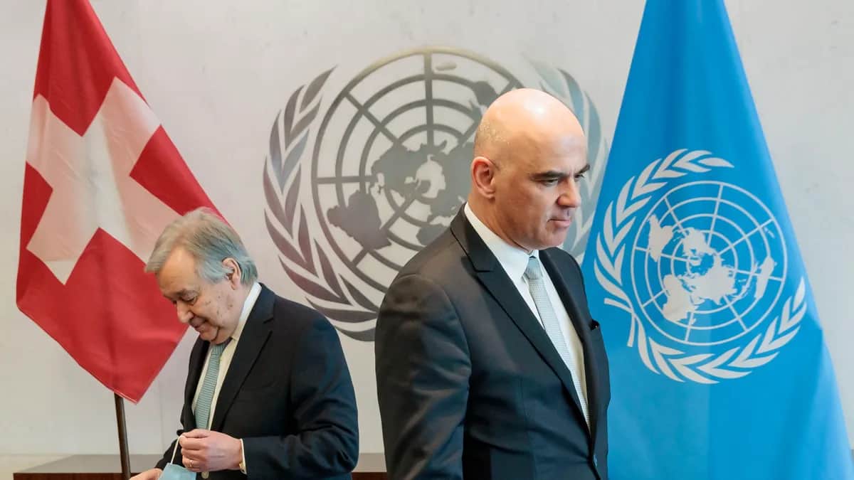Президент Швейцарии Ален Берсе (справа) с Генеральным секретарем Организации Объединенных Наций Антониу Гутерришем (слева). Фото: EPA-EFE/JUSTIN LANE