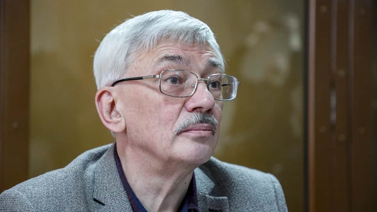 Олег Орлов на судебном заседании в Головинском районном суде Москвы, 11 октября 2023 года. Фото: Юрий Кочетков / EPA-EFE