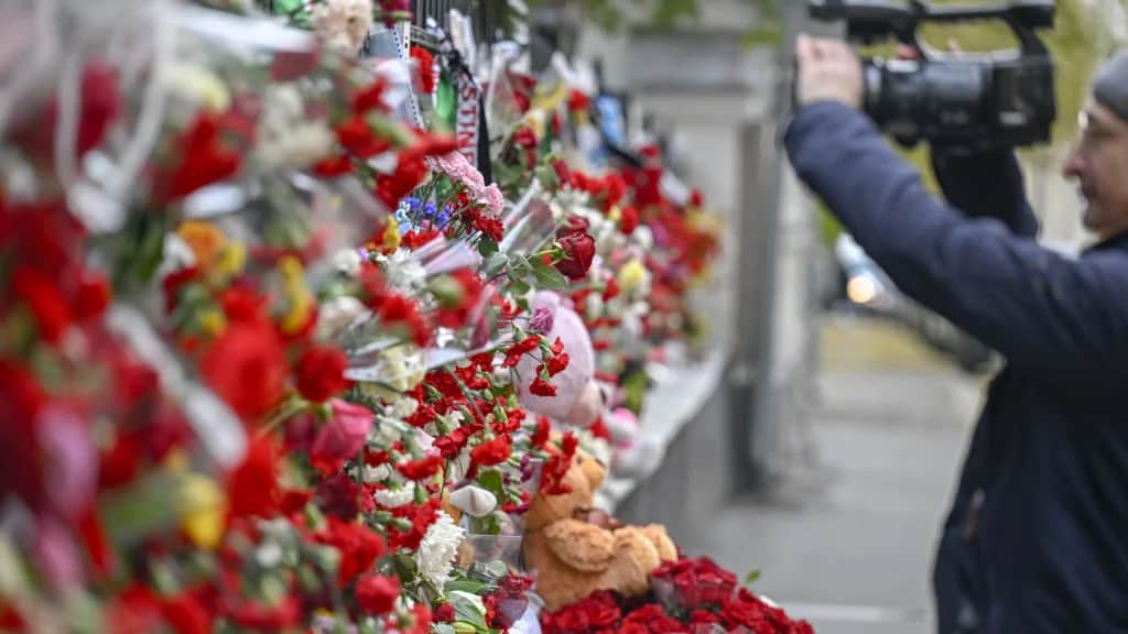 Стихийный мемориал у посольства Палестины в Москве, 25 октября 2023 года. Фото: Sefa Karacan / Anadolu / Getty Images