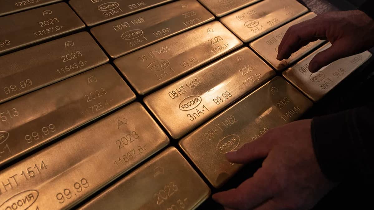 Вид на слитки золота чистотой 99,99 процента, в рабочем цеху на Новосибирском аффинажном заводе, ведущем российском предприятии по аффинажу и производству слитков золота, в Новосибирске, 15 сентября 2023 года. Фото: Александр Манзюк / Anadolu Agency / Getty Images