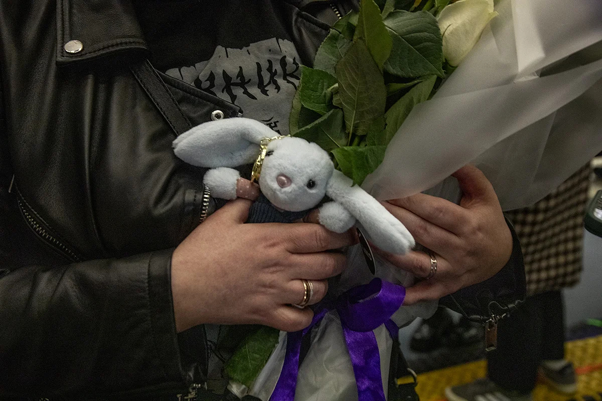 Некоторые зрители приносили с собой игрушки и цветы в память погибших в теракте. Фото: Дмитрий Цыганов / «Новая Газета Европа»