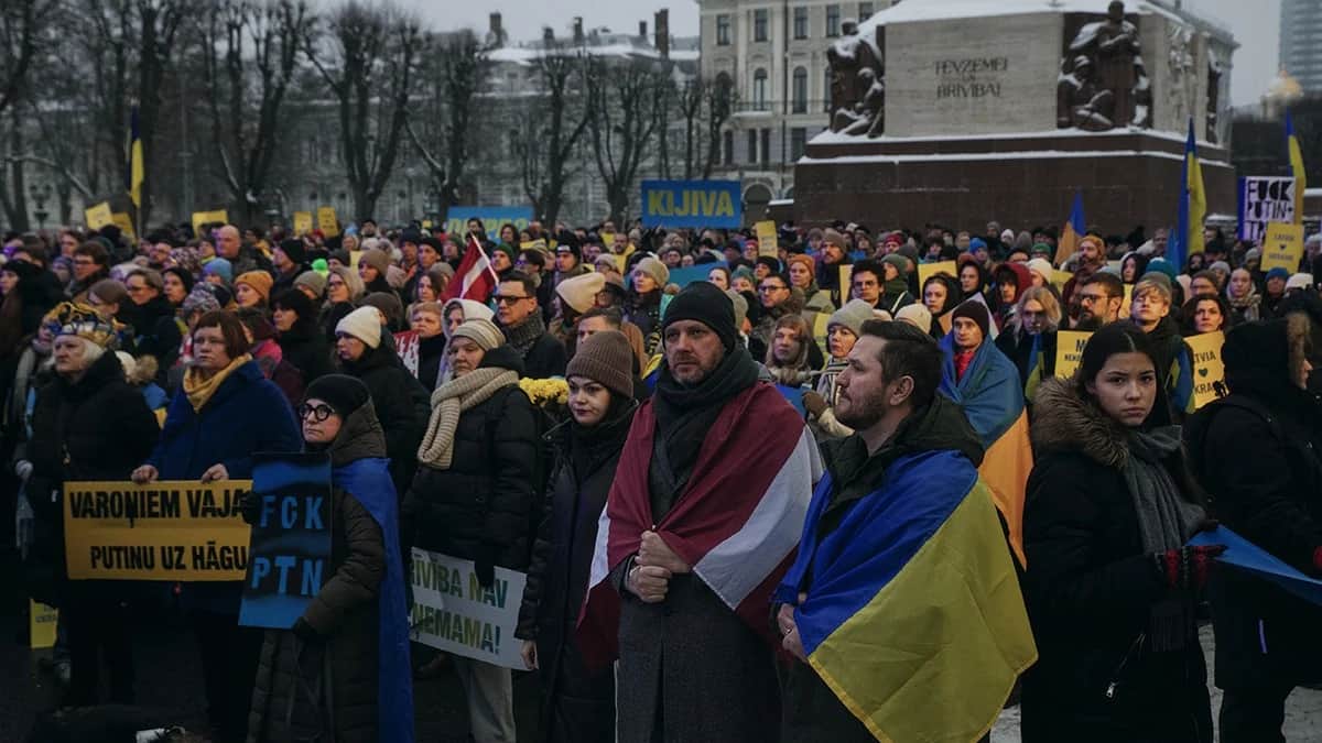 Митинг посвященный годовщине полномасштабного российского вторжения в Украину, Рига, Латвия, 24 февраля. Фото: Влад Докшин / «Новая Газета Европа»