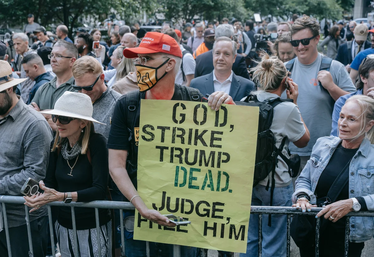 Протестующие против Трампа ждут у здания суда во время уголовного процесса по делу бывшего президента США Дональда Трампа в Верховном суде штата Нью-Йорк в Нью-Йорке, штат Нью-Йорк, США, 30 мая 2024 года. Фото: Olga Fedorova / EPA-EFE