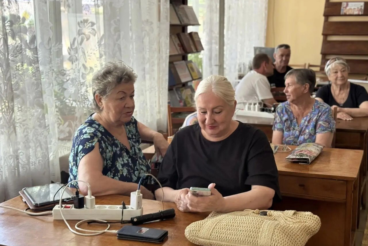 Местные жители заряжают устройства в центре содействия населению, Джанкой, 17 июля 2026 года. Фото: Игорь Ивин / VK