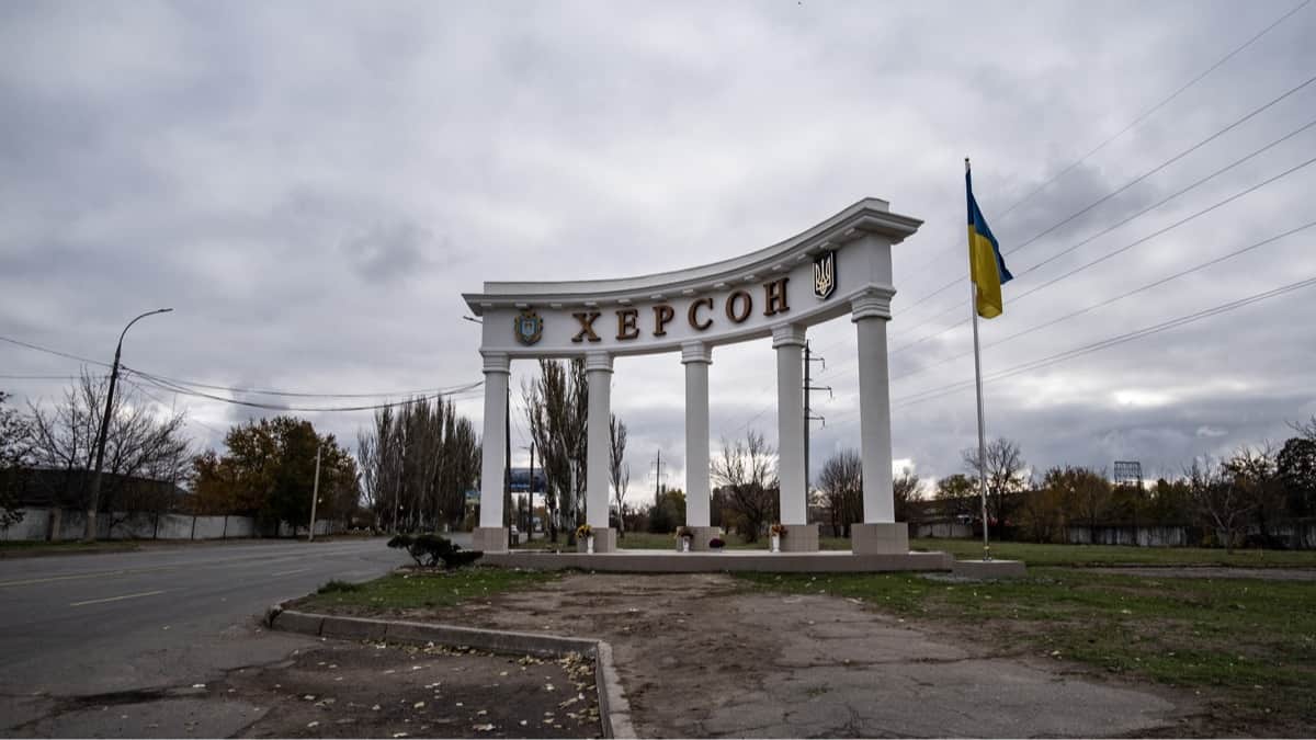 Государственный флаг Украины развевается рядом со стелой на въезде в Херсон, Украина, 16 ноября 2024 года. Фото: Maria Senovilla / EPA