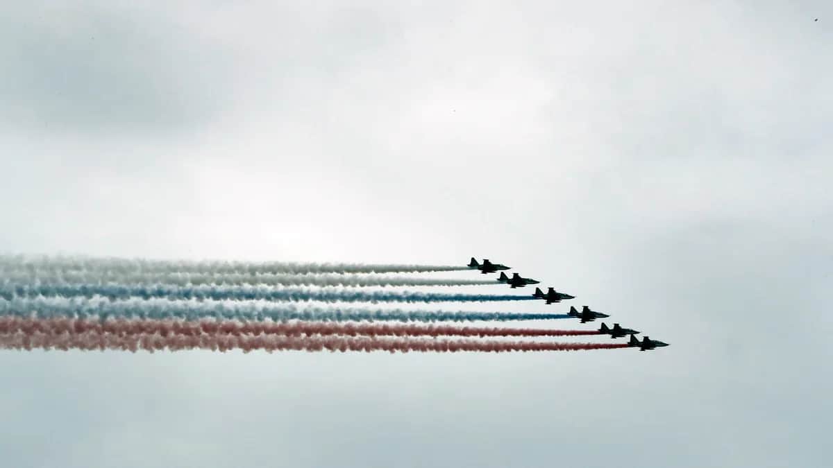 Fighter jets fly over St. Petersburg to mark the 325th anniversary of Peter the Great's founding of the Russian Navy. Photo: EPA-EFE / ANATOLY MALTSEV
