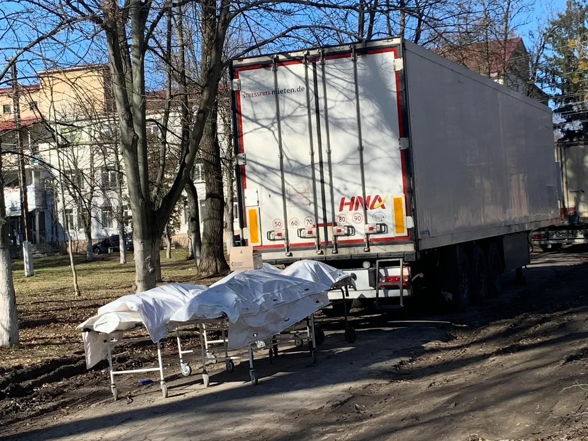 A refrigerator with bodies of dead soldiers near the Bucha forensic bureau. Photo: Olga Musafirova, exclusively for Novaya Gazeta Europe