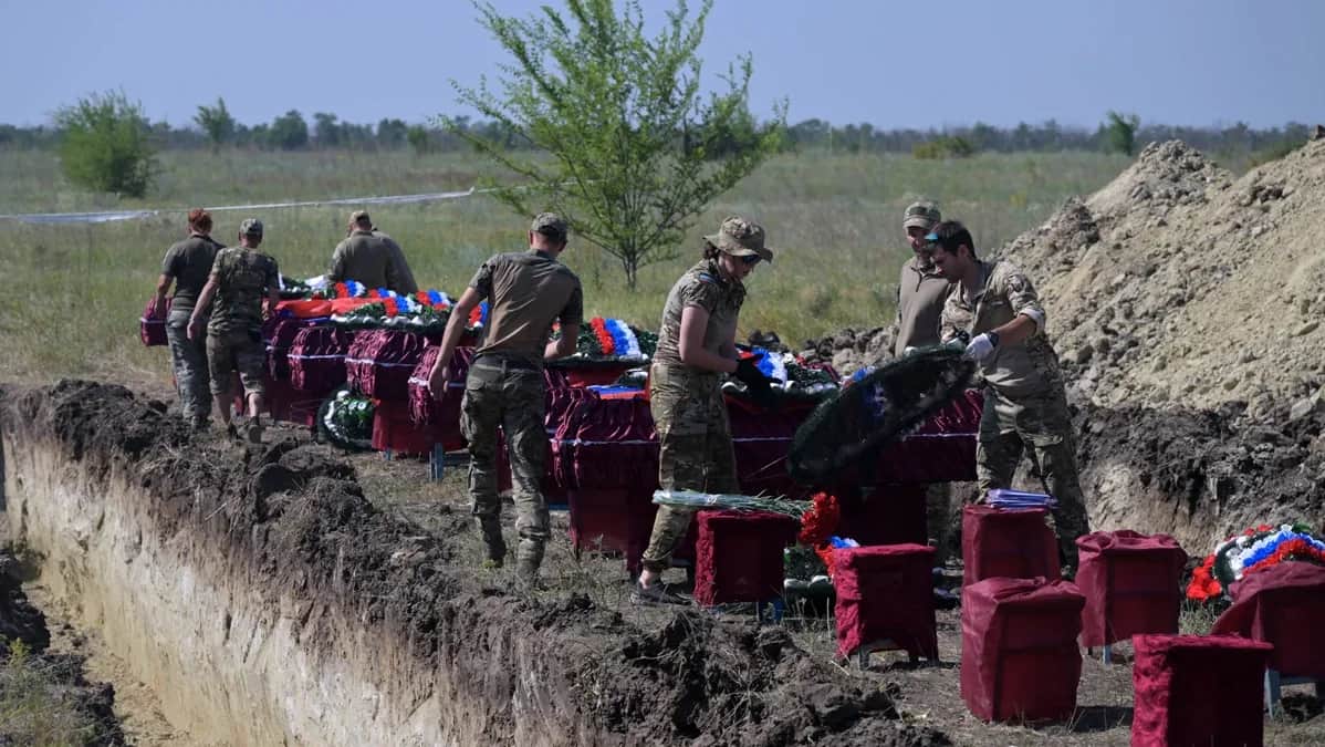 Russian servicemen rebury unidentified remains of Russian soldiers, in occupied Luhansk, Ukraine, on 6 July 2024. Photo: Evgeny Biyatov / Sputnik / Scanpix / LETA
