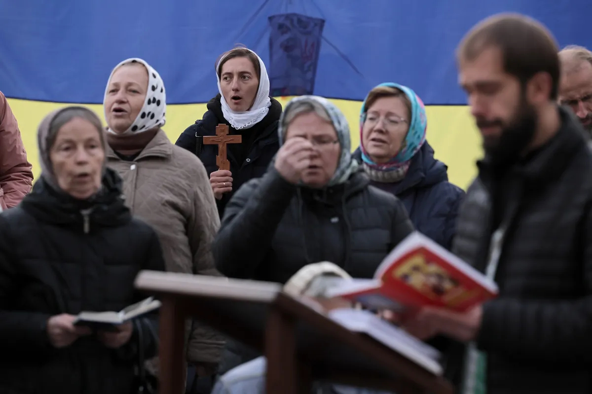 Члены Украинской Православной Церкви (Московского Патриархата) собираются на молебен возле Киево-Печерской лавры в Киеве, Украина, 19 октября 2023 года. Фото: Олег Петрасюк / EPA-EFE