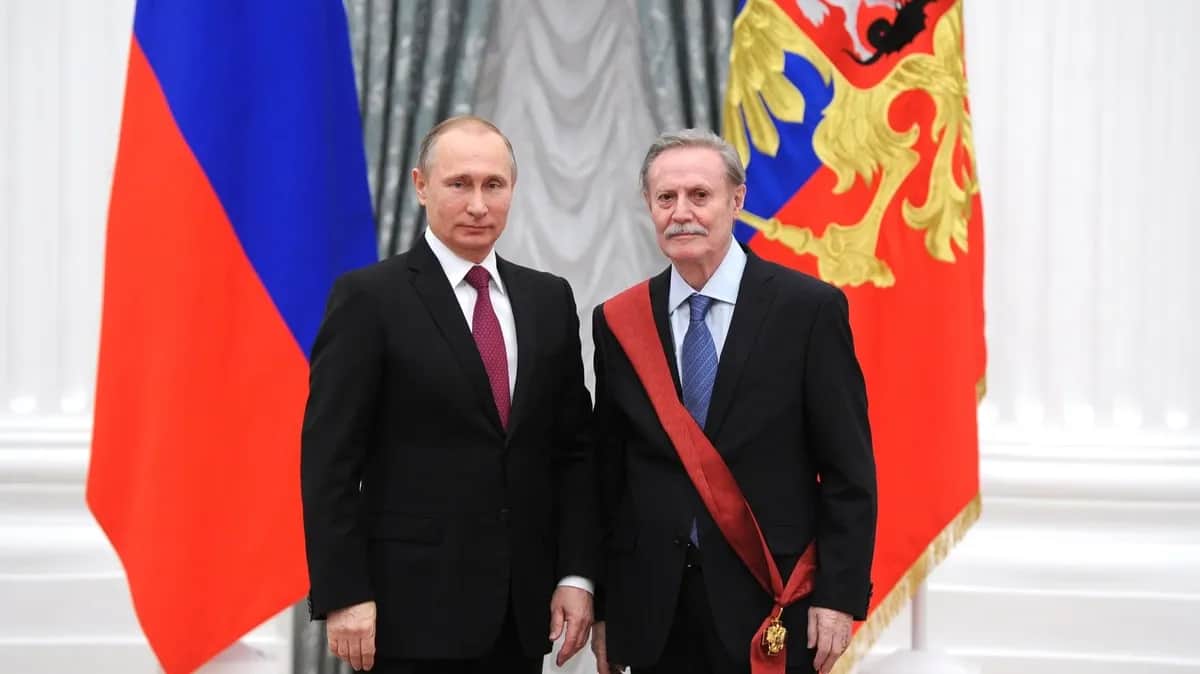 На церемонии вручения государственных наград РФ, Орденом «За заслуги перед Отечеством» I степени награждён художественный руководитель Малого театра Юрий Соломин. Фото: kremlin.ru