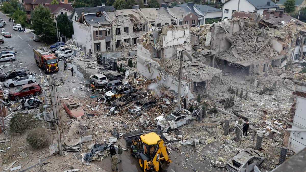 Rubble being cleared following a Russian airstrike on a residential area of Kyiv, Ukraine, 28 September 2025. Photo: EPA / Sergey Dolzhenko