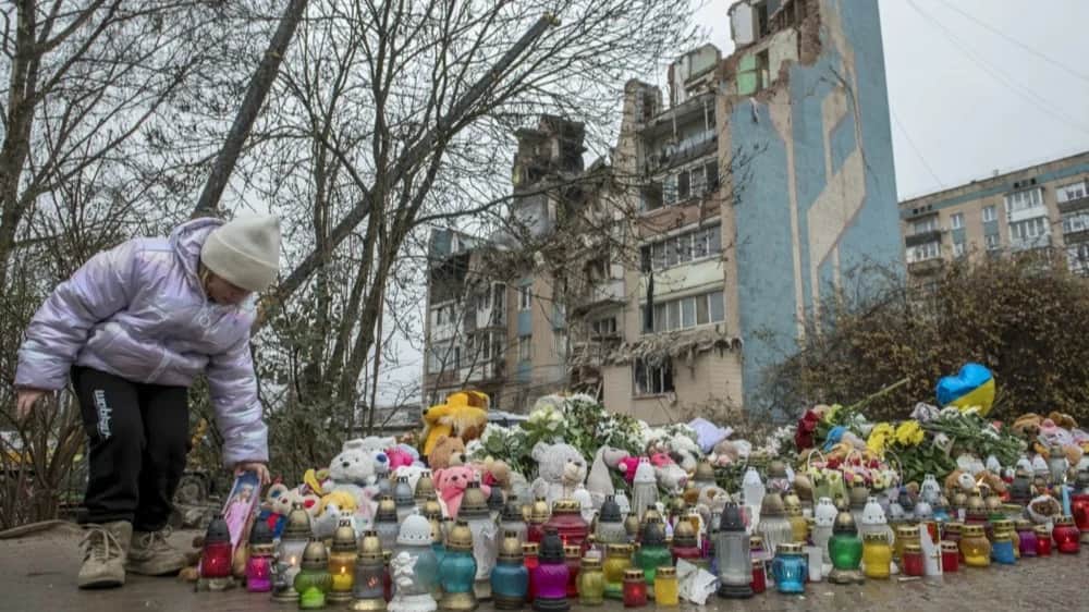 Украинцы приносят свечи, цветы и игрушки на место российского удара по многоэтажному дому в Тернополе 21 ноября 2025 года. Фото: Максим Марусенко / EPA