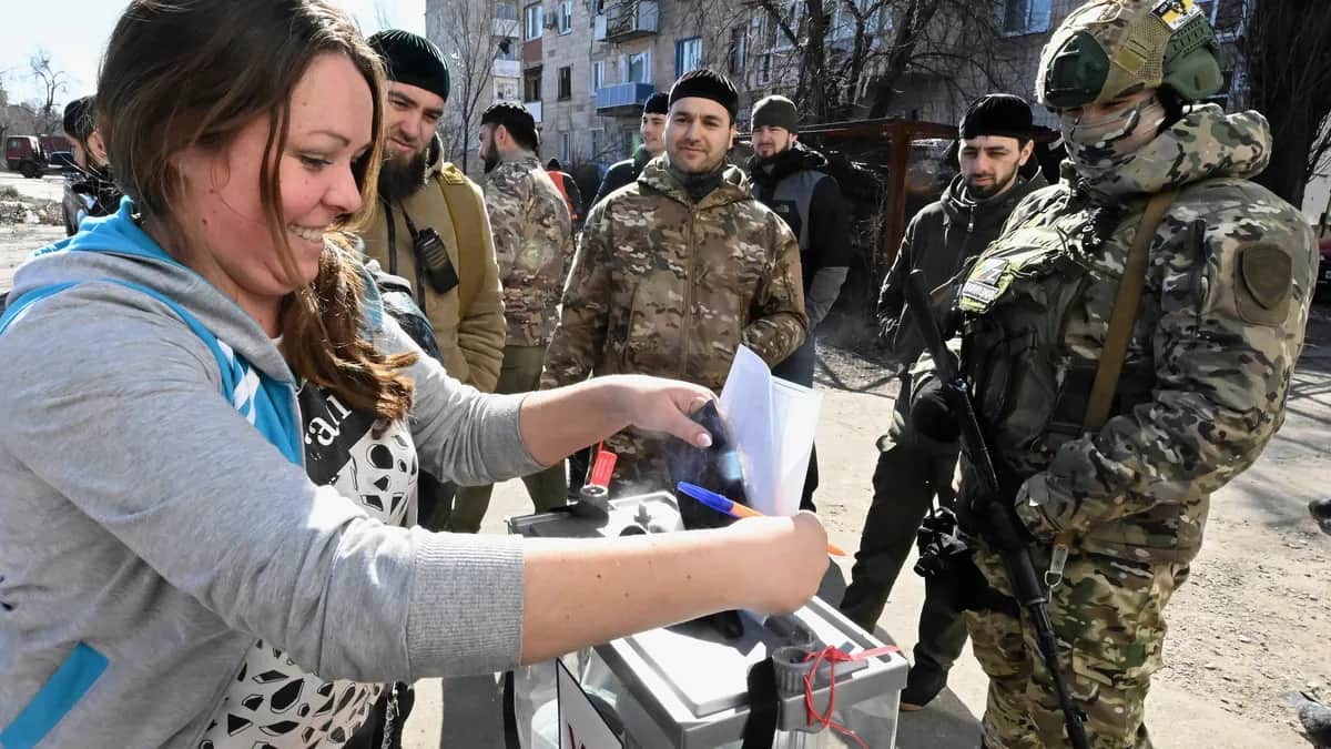 Выборы президента России. Досрочное голосование в прифронтовых районах ЛНР. Передвижной пункт голосования для жителей города на улице. Люди во время голосования. 11 марта 2024, Луганская область. Фото: Анатолий Жданов /Коммерсантъ/Sipa США