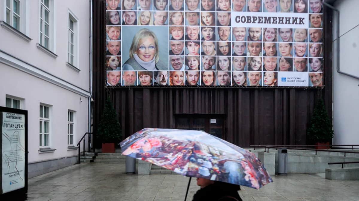 Фото труппы на здании театра «Современник», 27 декабря 2019 года. Фото: Сергей Ведяшкин / Агентство «Москва»