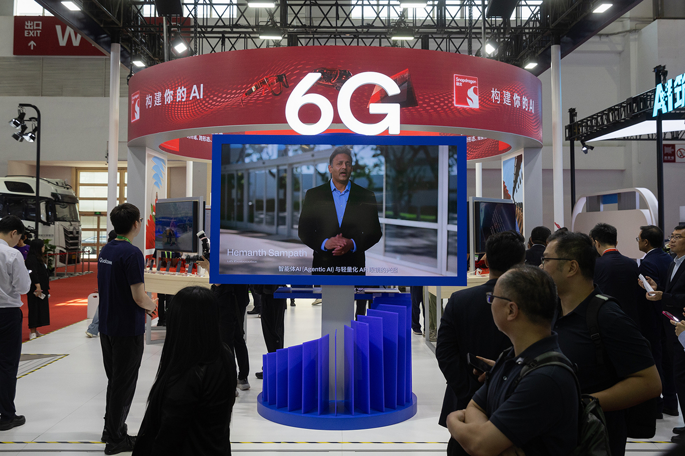 Посетители около стенда, посвященного 6G, на Китайской международной выставке в Пекине, Китай, 22 июня 2026 года. Фото: Jessica Lee / EPA