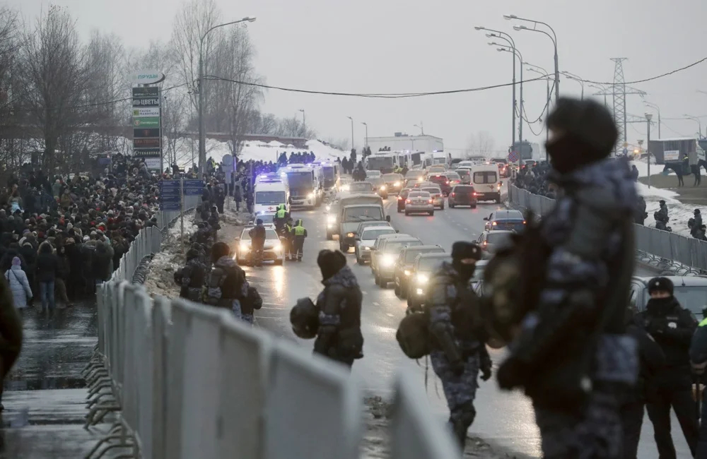 Police officers standing guard as Muscovites lined up to pay their respects to Alexey Navalny. Photo: EPA-EFE/MAXIM SHIPENKOV