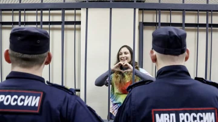 Russian artist and musician Sasha Skochilenko, gestures in the defendant’s enclosure before a hearing at the Vasileostrovsky district court in St. Petersburg, Russia, 16 November 2023. Photo: EPA-EFE/ANATOLY MALTSEV