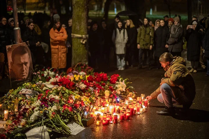 A rally in memory of Alexey Navalny on Prague's Boris Nemtsov Square outside the Russian embassy, 1 March 2024. Photo: Martin Divisek / EPA-EFE