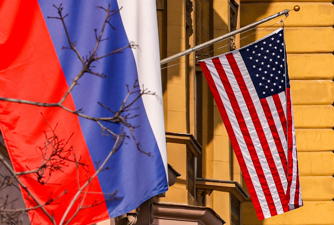 Флаги России и США на главном здании посольства США в Москве, 12 марта 2026 года. Фото: Сергей Ильницкий / EPA