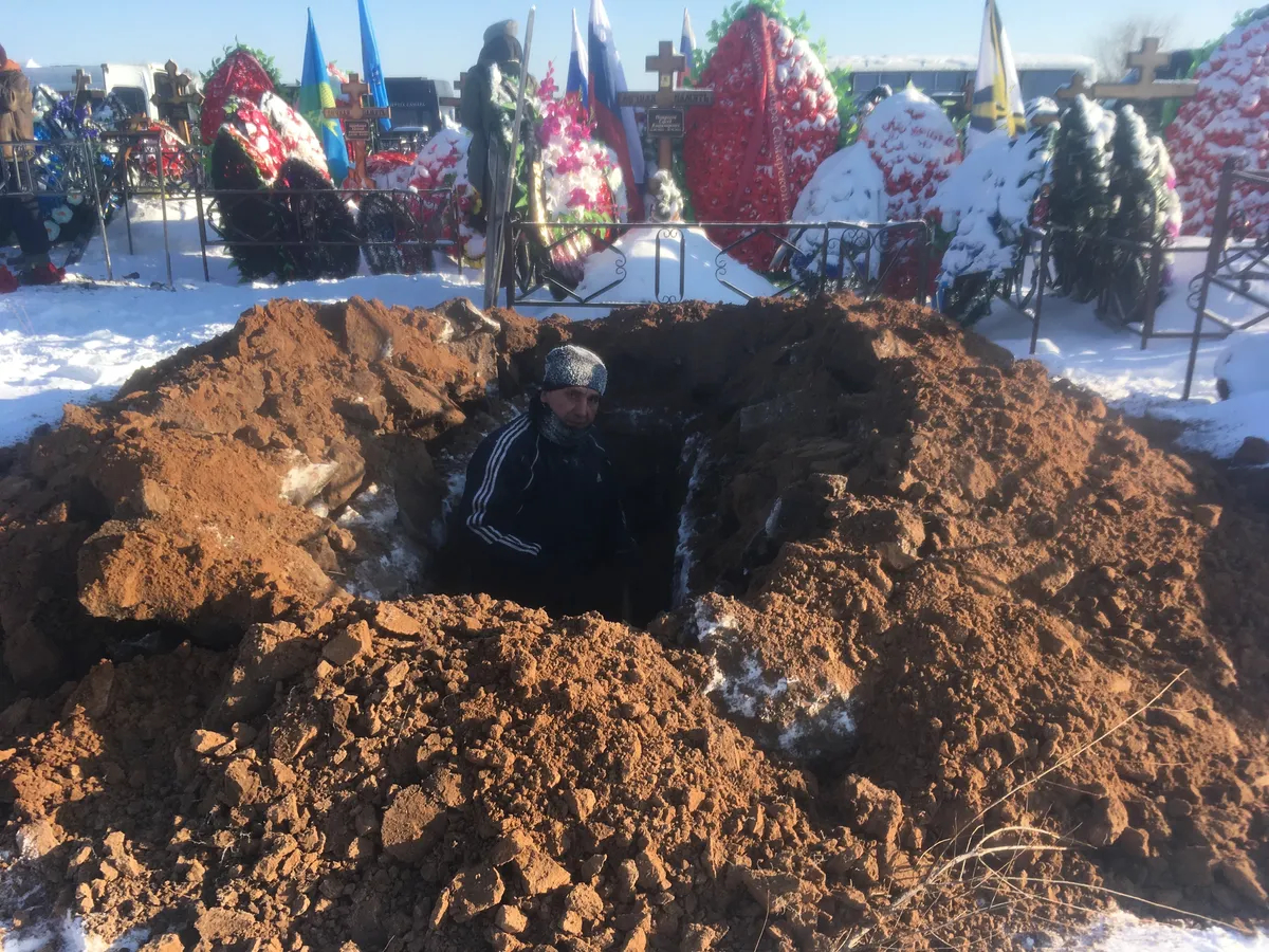At the cemetery in Rubezhnoye. Photo by Irina Tumakova, for Novaya Gazeta Europe