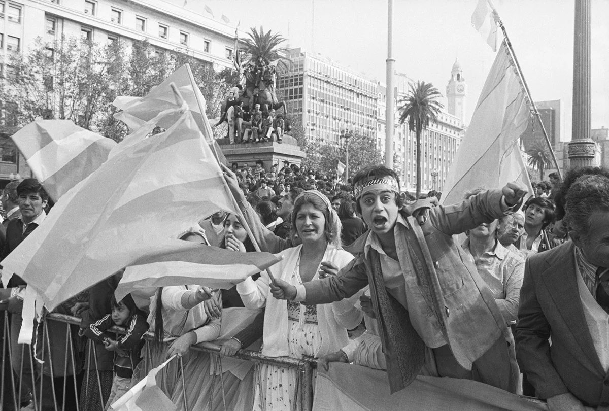 Митинг на площади Мая, призванный поднять боевой дух аргентинцев в связи с неудачей на острове Южная Георгия, 26 апреля 1982 года. Фото: Bettmann / Kontributor / Getty Images