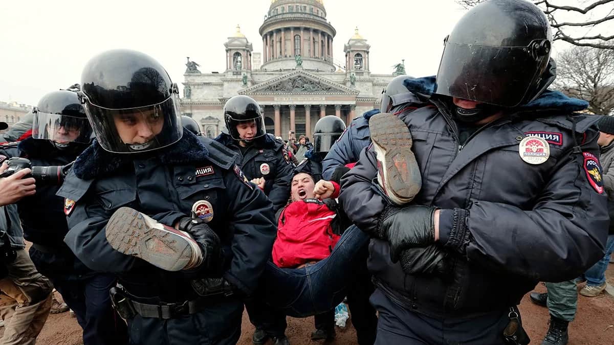 Полиция задержала участника акции протеста против военных действий России в Крыму и развития российско-украинских отношений во время несанкционированного митинга в Санкт-Петербурге, Россия, 2 марта 2014 года. Фото: Анатолий Мальцев / EPA