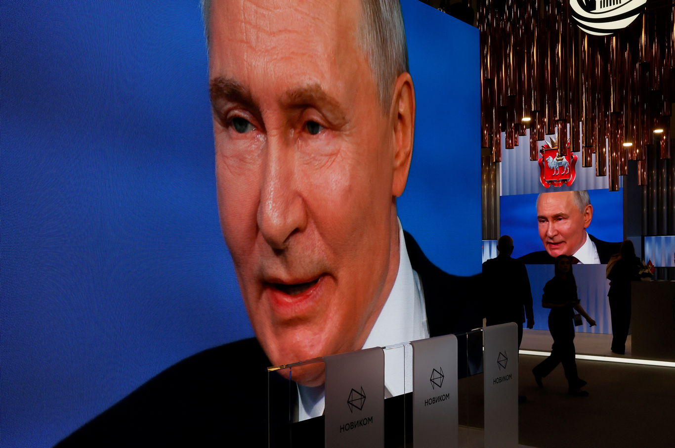 Выступление Владимира Путина на экране телевизора на ПМЭФ. Санкт-Петербург. 5 июня 2026 года. Фото: Анатолий Мальцев / EPA