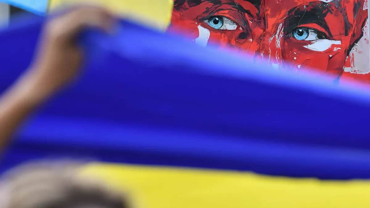 Protesters hold up the Ukrainian flag at an anti-war demonstration outside the Russian Embassy in Warsaw, Poland, 17 July 2022. Photo: EPA / Radek Pietruszka