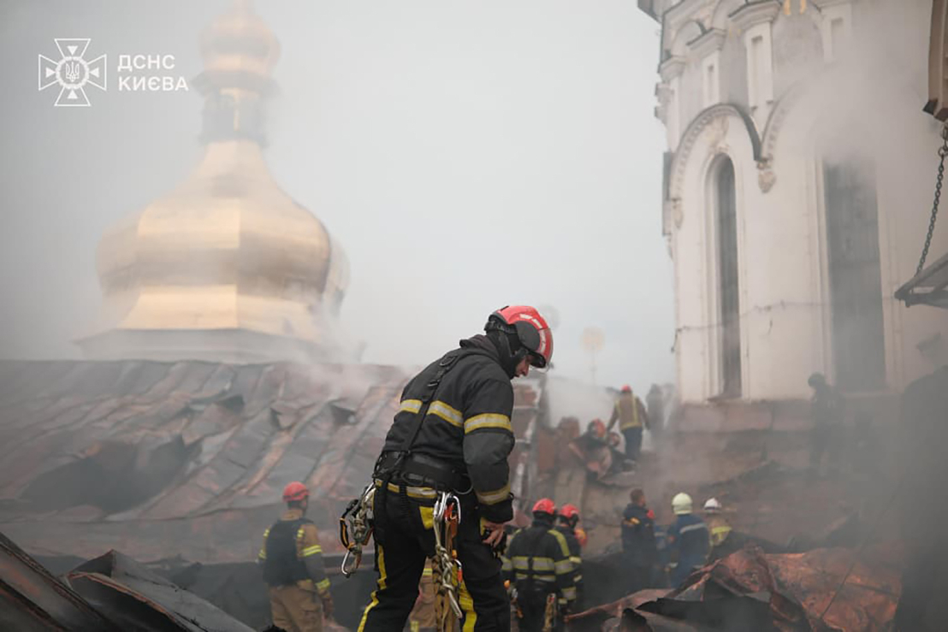 Ликвидация последствий российских ударов на территории Киево-Печерской лавры, Киев. Фото: Telegram / ДСНС України