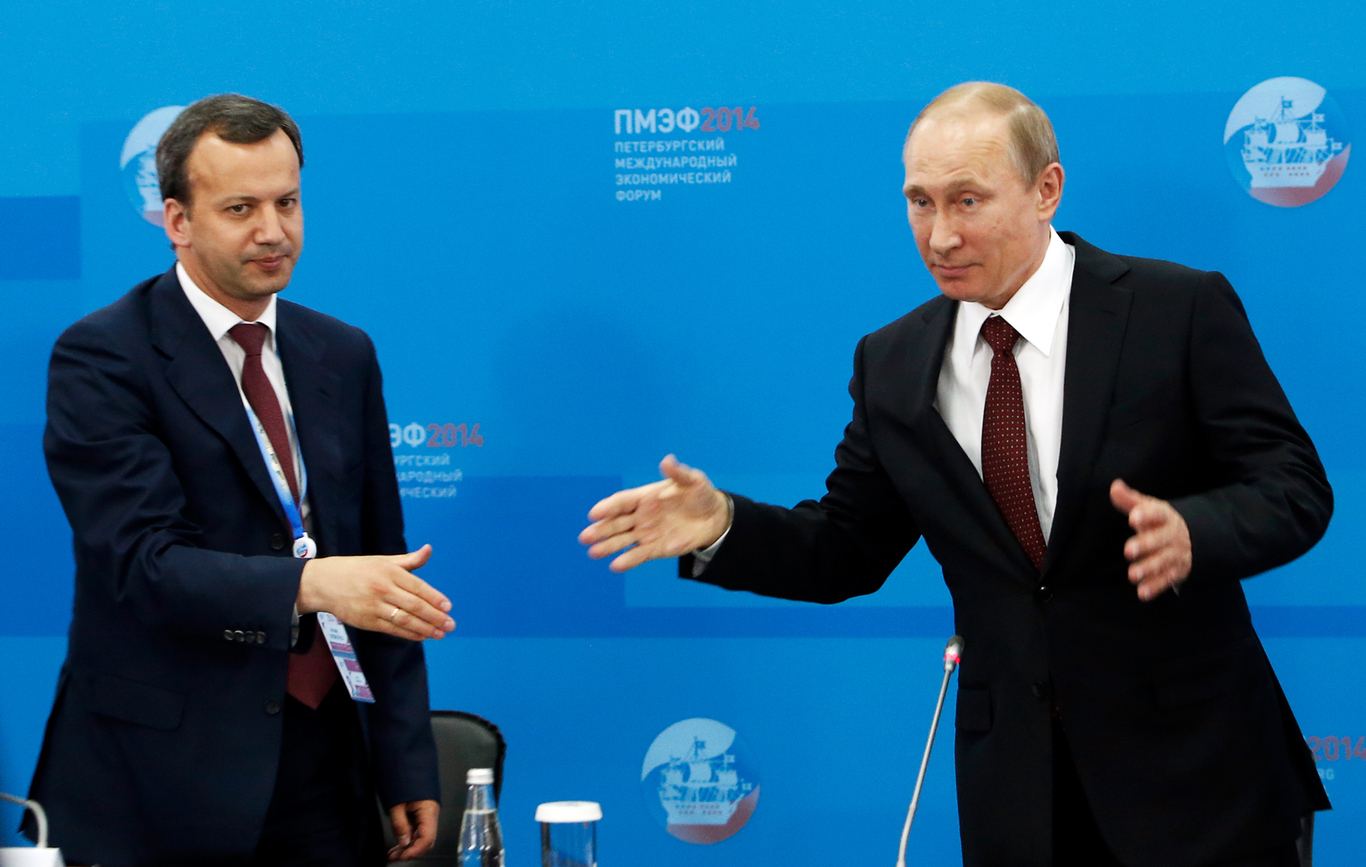 <div data-empty="false">Владимир Путин и зампредседателя правительства Аркадий Дворкович на сессии Петербургского международного экономического форума. Санкт-Петербург. 24 мая 2014 года. Фото: Сергей Карпухин / Reuters / Scanpix / LETA</div>