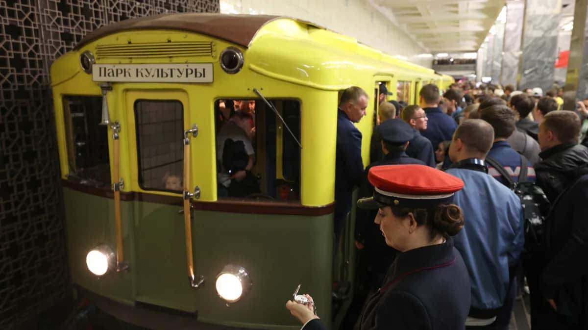 Ретро-поезд на станции метро «Сокольники» во время празднования 90-летия Московского метрополитена, 15 мая 2025 года. Фото: Максим Шипенков / EPA