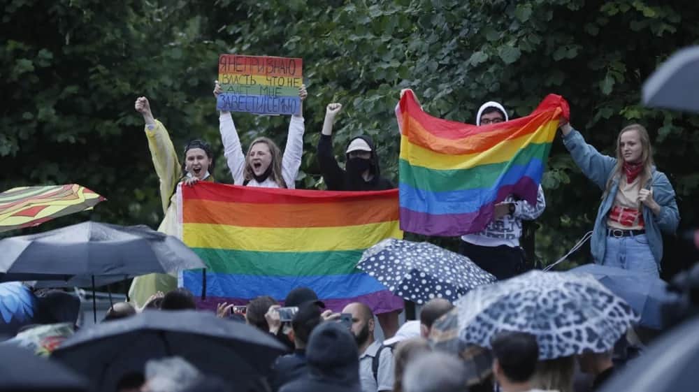 LGBT community representatives hold a poster saying 'I do not recognize the power that does not allow me to start a family' during an unauthorized rally following the results of the vote on amendments to the Russian Constitution in the Pushkinskaya square in Moscow, Russia, 15 July 2020.&nbsp;Photo: EPA-EFE/YURI KOCHETKOV