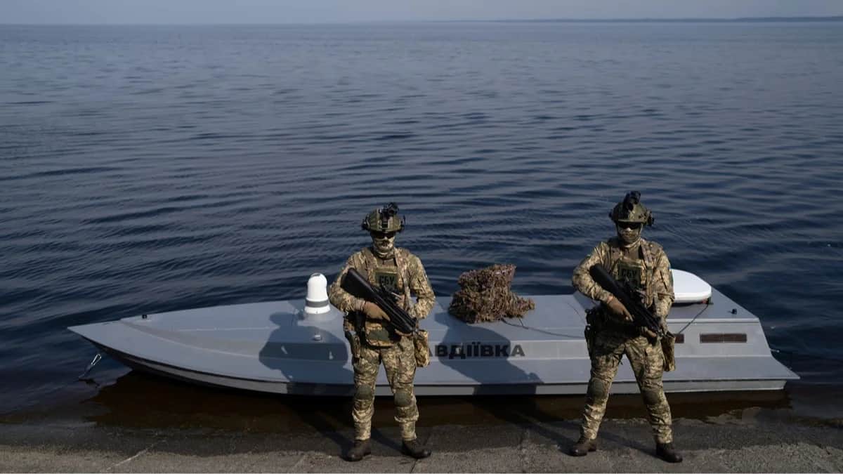 <span>Украинские военнослужащие стоят перед морским дроном Sea Baby «Авдеевка» во время презентации Службы безопасности Украины, Киевская область, Украина, 5 марта 2024 года. Фото: Evgeniy Maloletka / AP Photo / Scanpix / LETA</span>