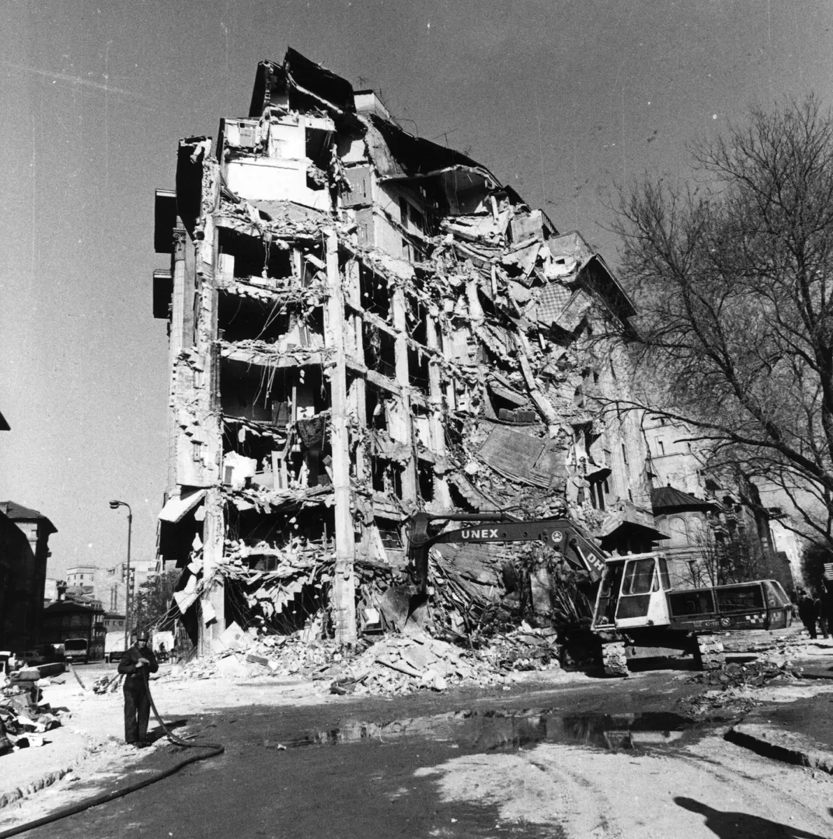 Здание, поврежденное после землетрясения 1977 года в Бухаресте, Румыния. Фото: Hulton Archive / Getty Images