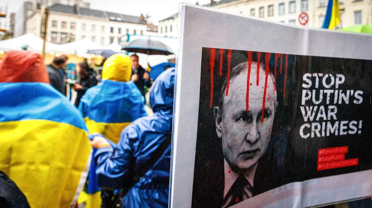 Баннер с изображением Владимира Путина во время выступления организации Go-to Ukrainian, посвященного 1000 дням со дня вторжения в Украину, Брюссель, Бельгия, 19 ноября 2024. Фото: Фото: Olivier Matthys / EPA-EFE
